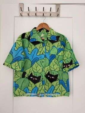 Black cat in the bush Shirt